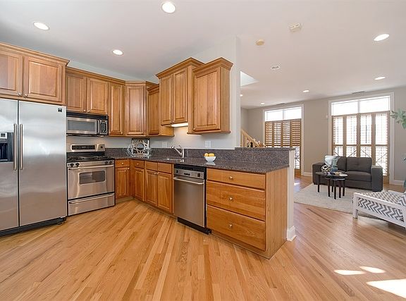 4th image of 3901 N Southport Ave #A12