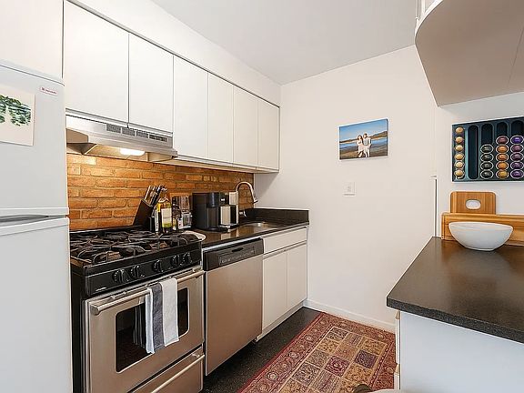 5th image of 47 W 12th St APT 1R