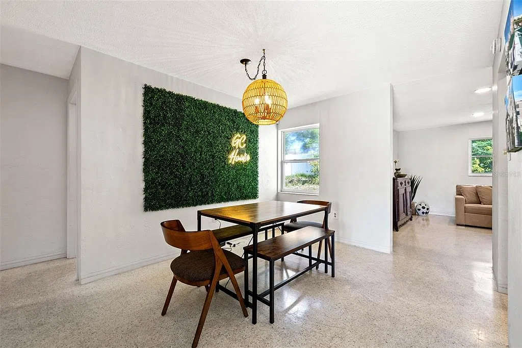 3 bed, 2.0 bath, 1379 sqft, $3,200 — Photo 4
