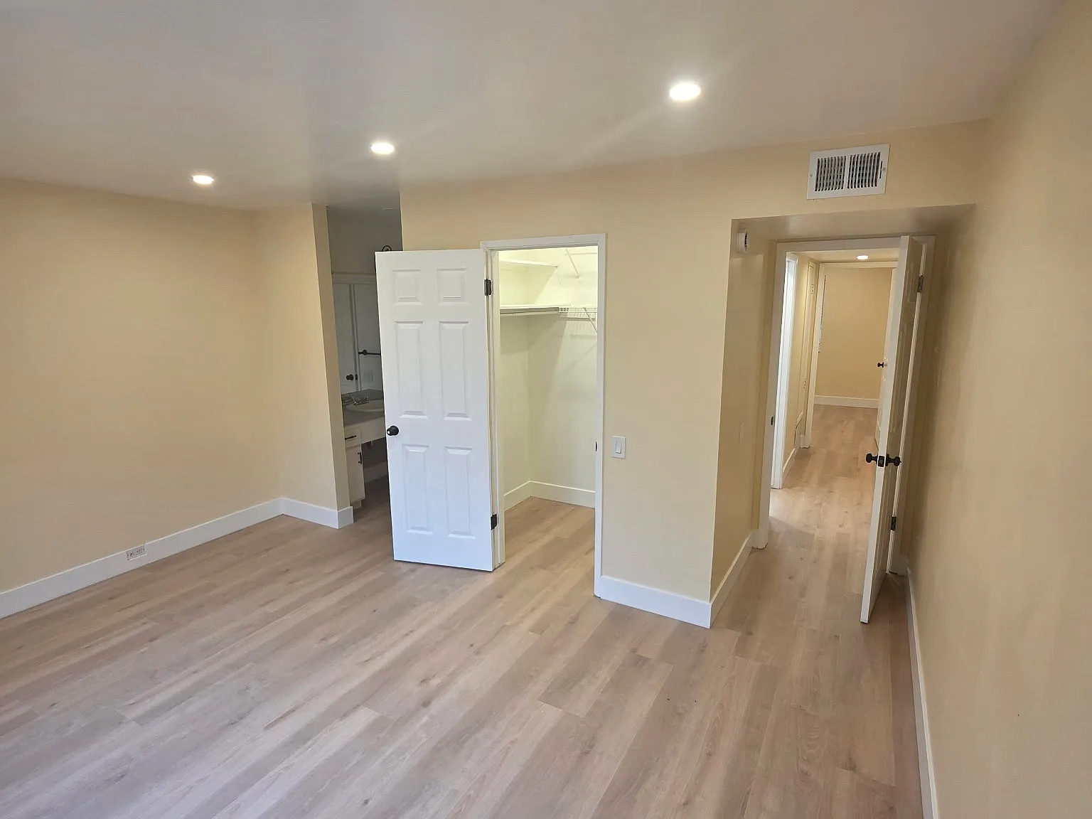 796 Woodside Lane E — Photo 4