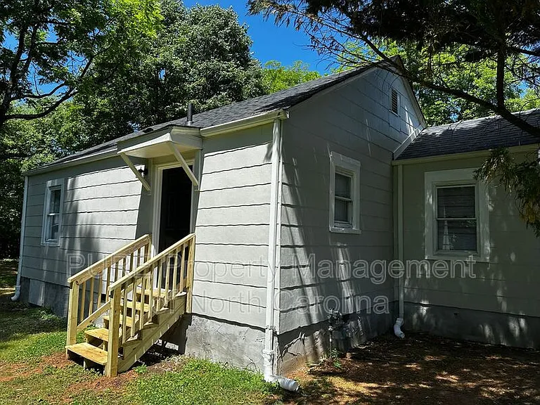 603 Robbins St — Photo 1