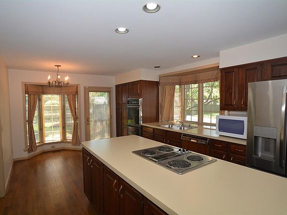 3rd image of 8450 New England Ct