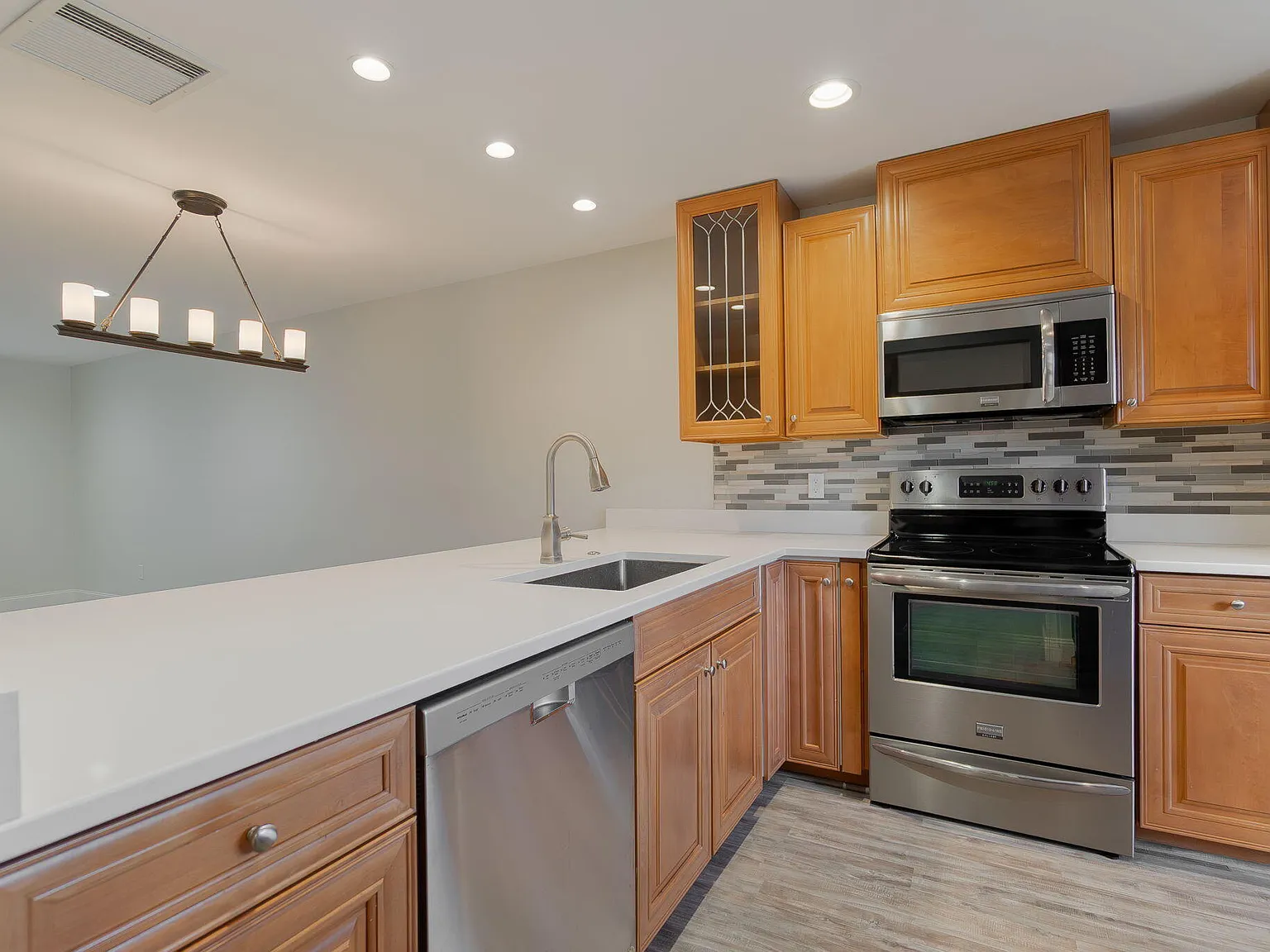 3 bed, 2.0 bath, 1300 sqft, $2,800 — Photo 4