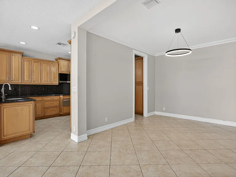 4901 NE 29th Ave — Photo 25