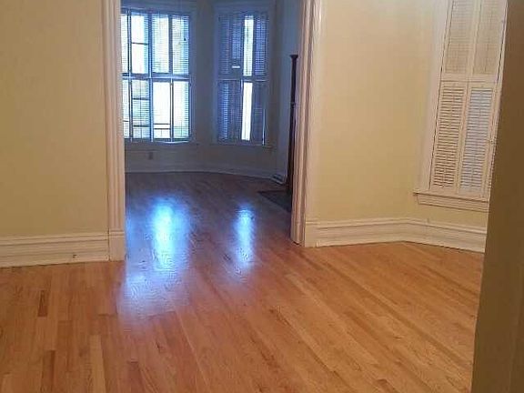 4th image of 4142 N Southport Ave