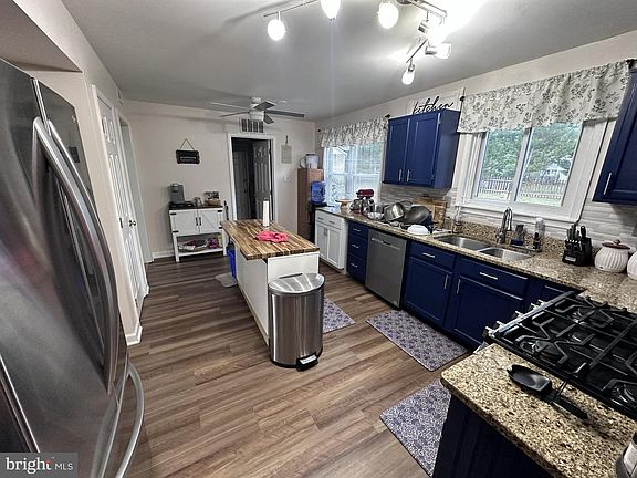 3rd image of 4802 Queensbury Cir