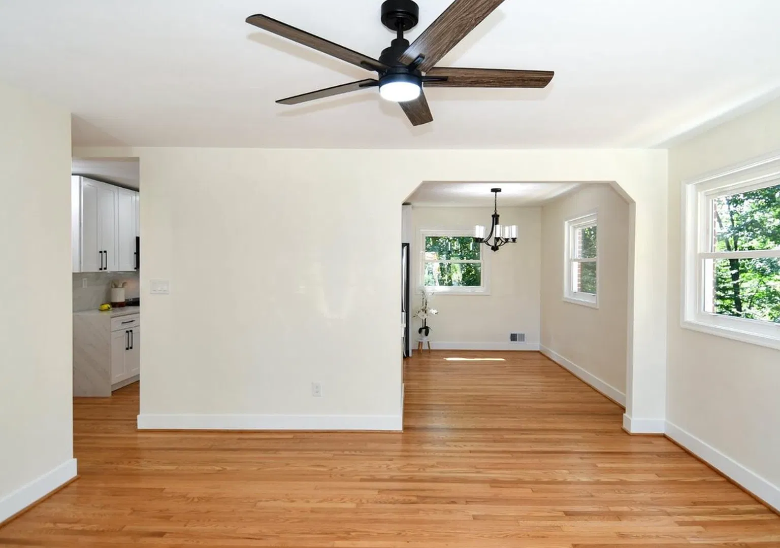 Beautifully updated and maintained 5bed/2bath - Close to shopping and Metro! — Photo 4