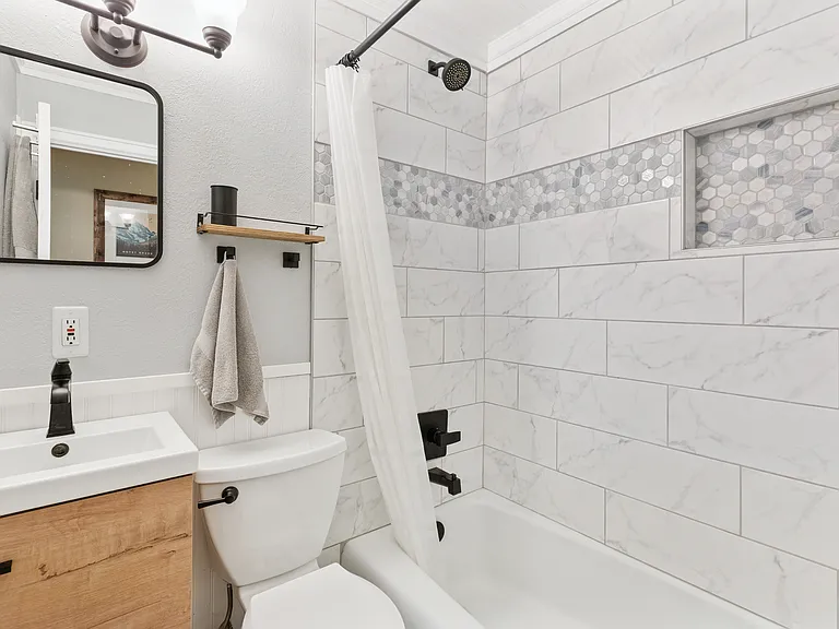 Bathroom (newly renovated)