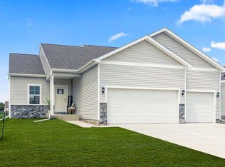 915 Bel Aire Ct, Waukee, IA 50263