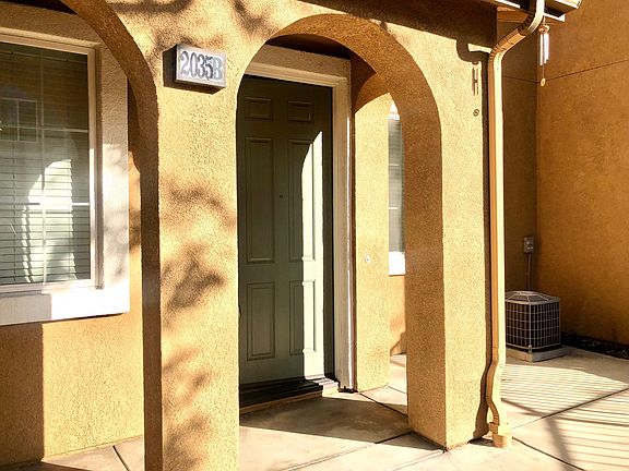 2nd image of 2035 E Harvard Privado APT B