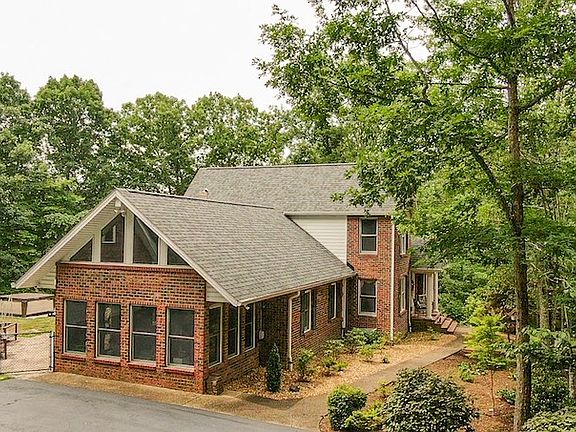 3rd image of 1005 Madison Ln