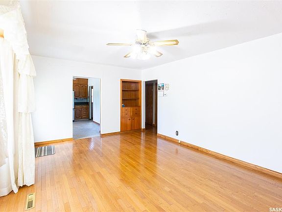 5th image of 1135 Caribou STREET W