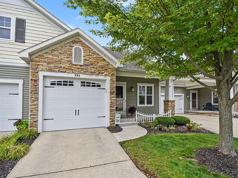 660 Braeside Dr SE — Photo 2