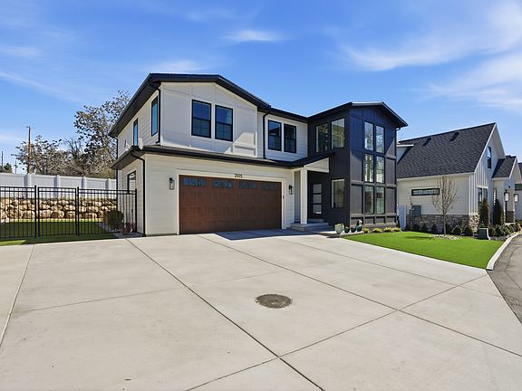 3rd image of 3905 S Holladay Ct
