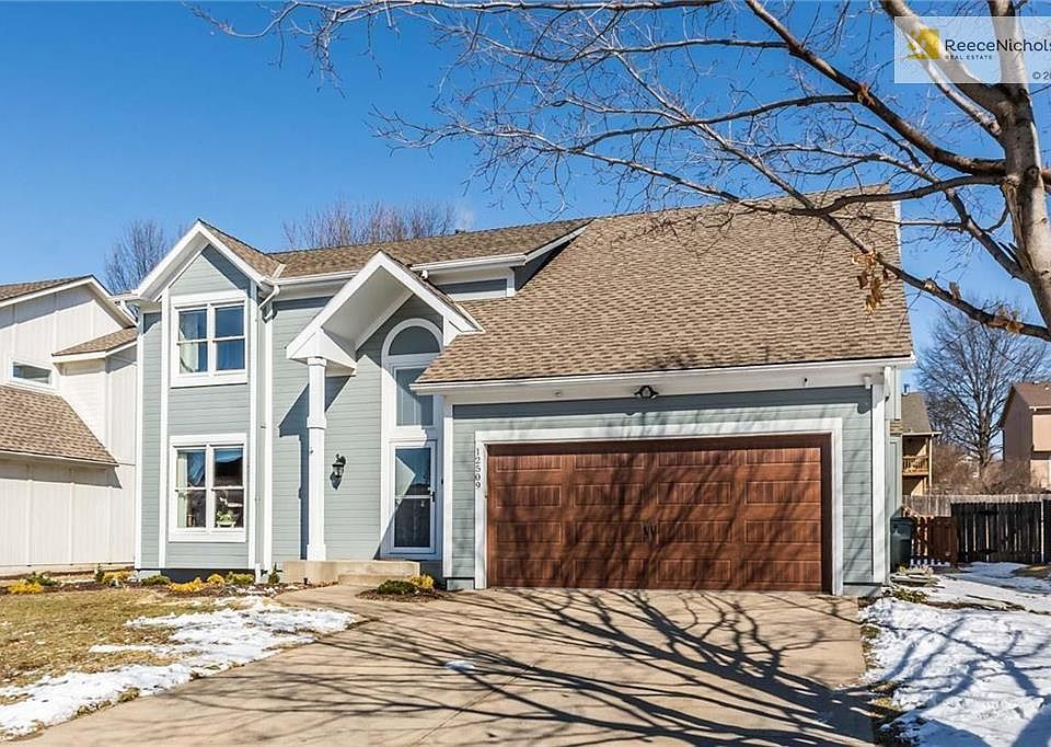 Fabulous 2 story in a top NE Olathe location