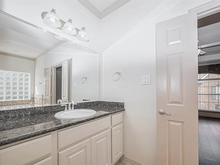 1522 Olive Park — Photo 32