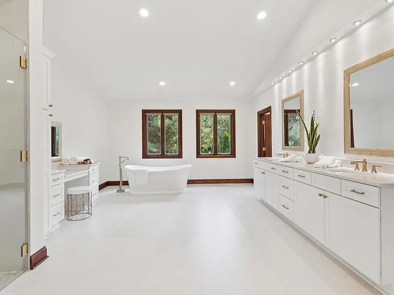 2430 Dorina Dr — Photo 16