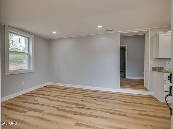 5th image of 210 Waller St