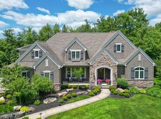 11 Daisy Ln, Chagrin Falls, OH 44022