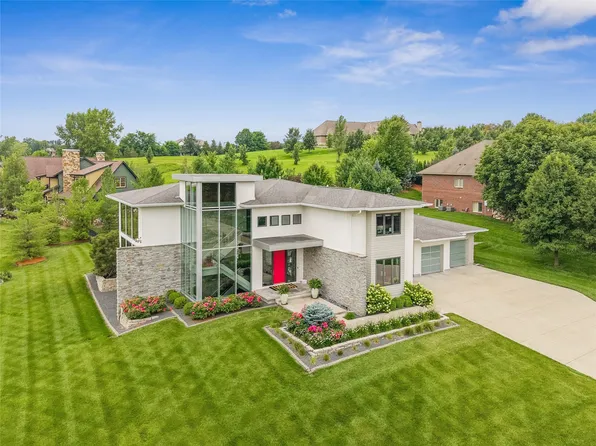 5710 Chestnut Ln, West Des Moines, IA 50266