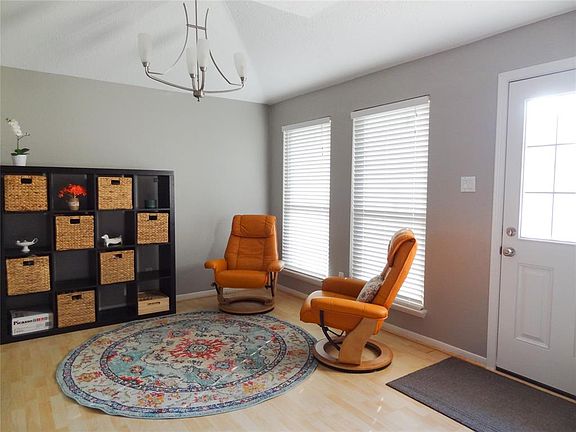 This room is light & cheery!