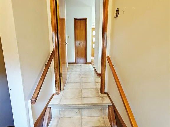 4th image of 123 Riedel AVENUE W