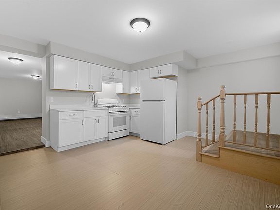 3rd image of 135 Beekman Ave #Lr