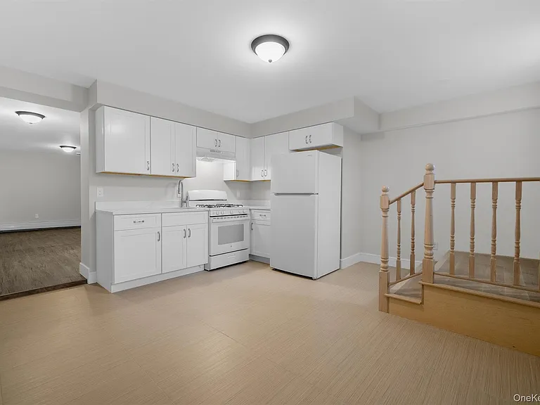 135 Beekman Ave #LR — Photo 3