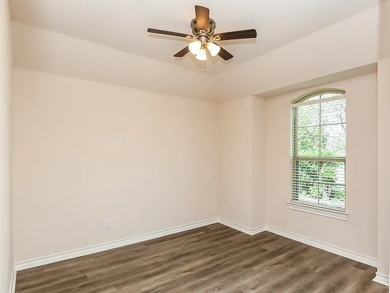 917 Linden Dr — Photo 11