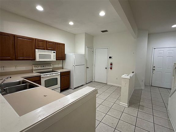 5th image of 4871 Pond Ridge Dr