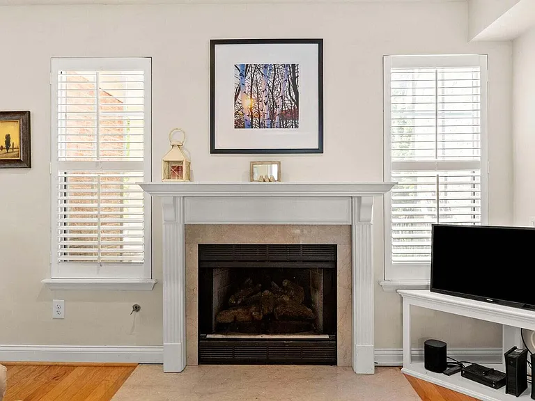 541 W Short St #14 — Photo 8