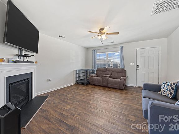 4th image of 630 Shellbark Dr