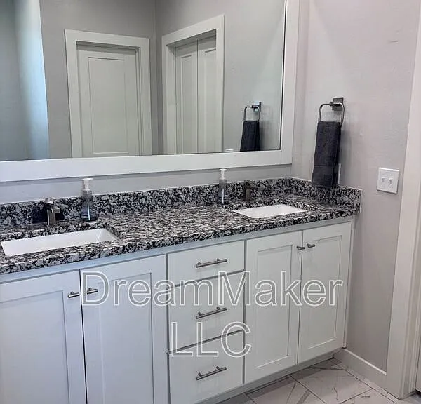 2819 Clifton Ter — Photo 13