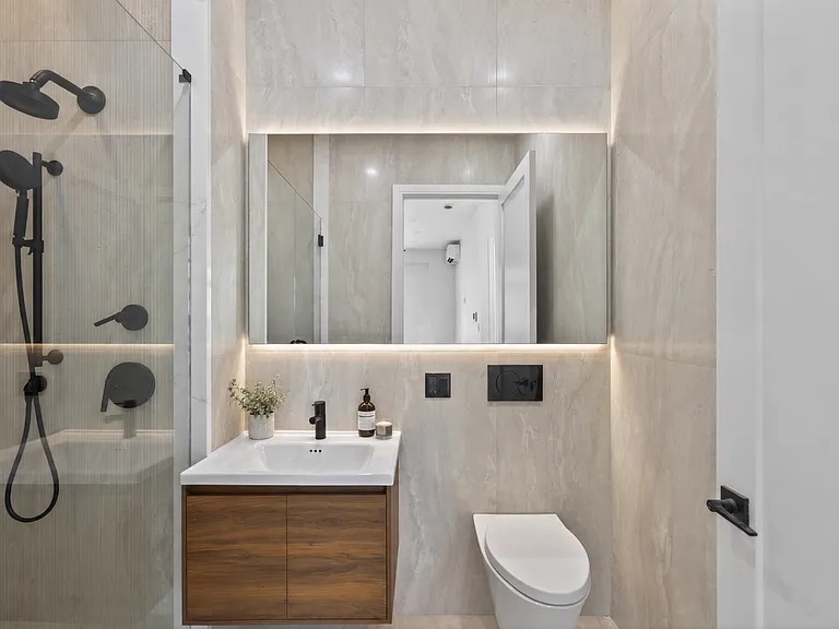 4918 Vernon Blvd #2D — Photo 8