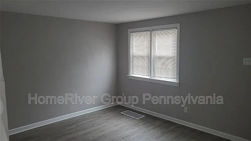 2 bed, 1.0 bath, 918 sqft, $1,541 — Photo 3
