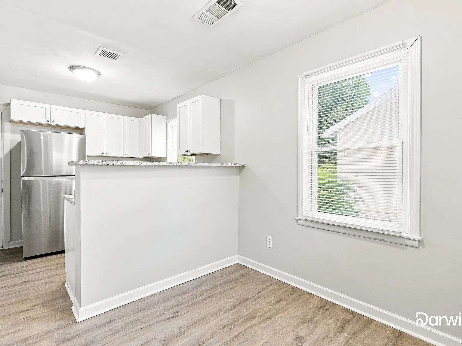 3 bed, 1.0 bath, 880 sqft, $1,465 — Photo 3