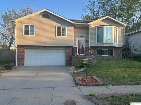 1745 Independence Cir, Lincoln, NE 68521