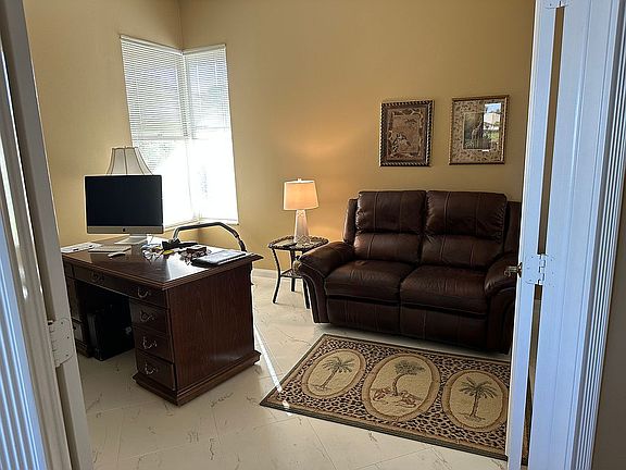 4th image of 173 NW Bentley Cir