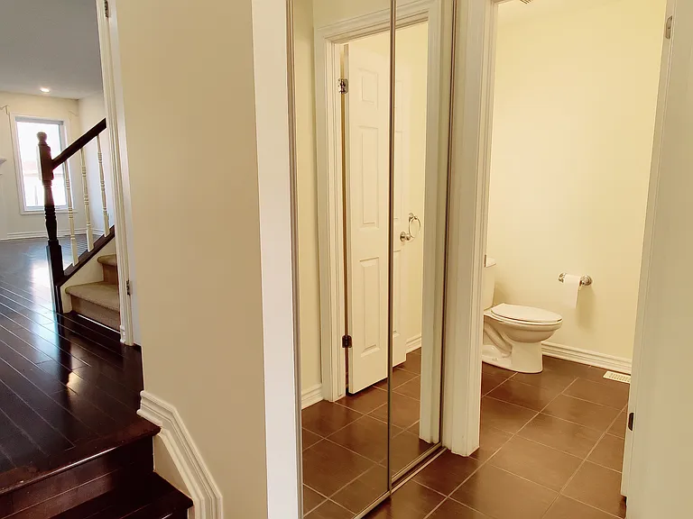 423 Temiskaming Cres — Photo 8