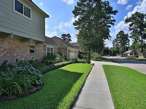 Landscaping all down the side of the home as well â¦ beautiful to drive up to!