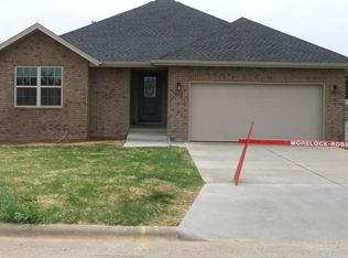 1918 N Seabrook Dr, Nixa, MO 65714