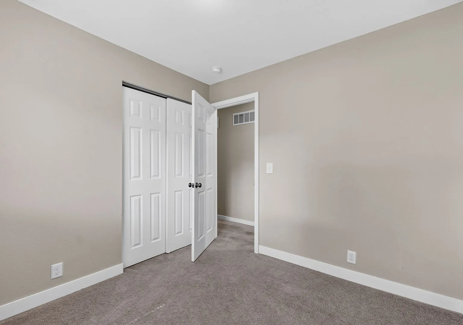 You don't want to miss this completely rehabbed ranch home conveniently located in a cozy cul-de-... — Photo 3