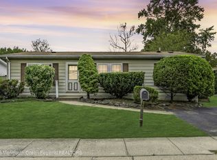 5 Fawn Run, Manalapan, NJ 07726