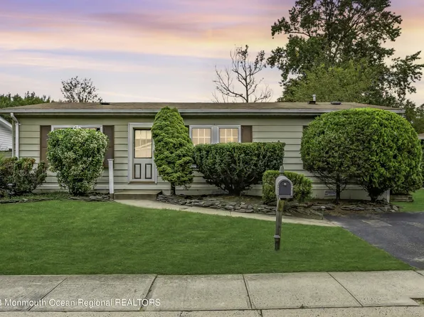5 Fawn Run, Manalapan, NJ 07726