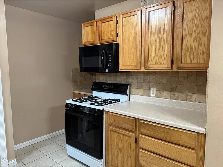 15801 Centralia — Photo 10