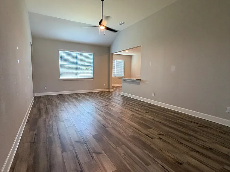 925 Emerson Dr — Photo 3