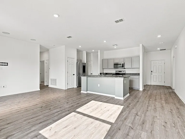 1261 SW Curry St — Photo 6