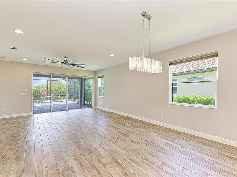 4745 Antrim Dr — Photo 32