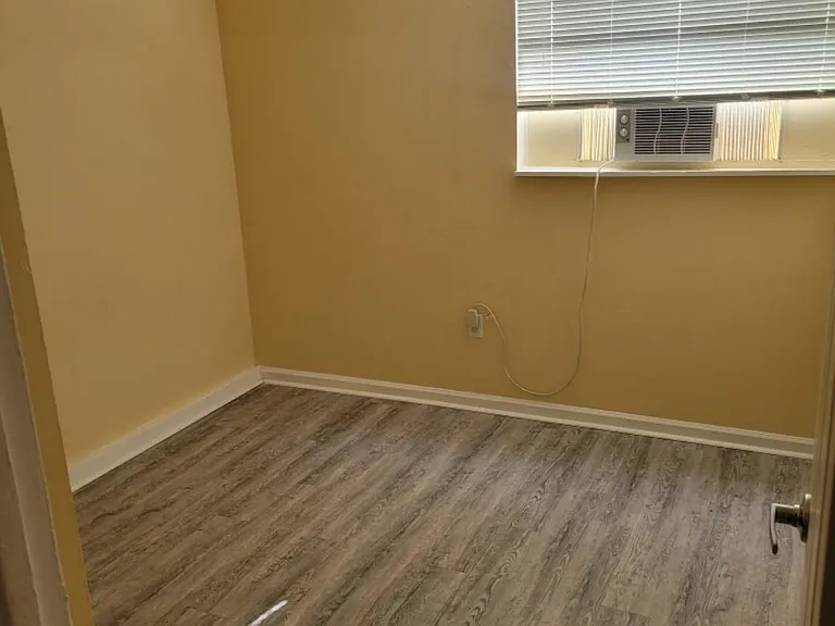240 Stone St — Photo 2