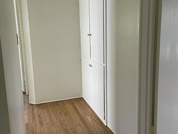 3rd image of 5840 Woodman Ave #1